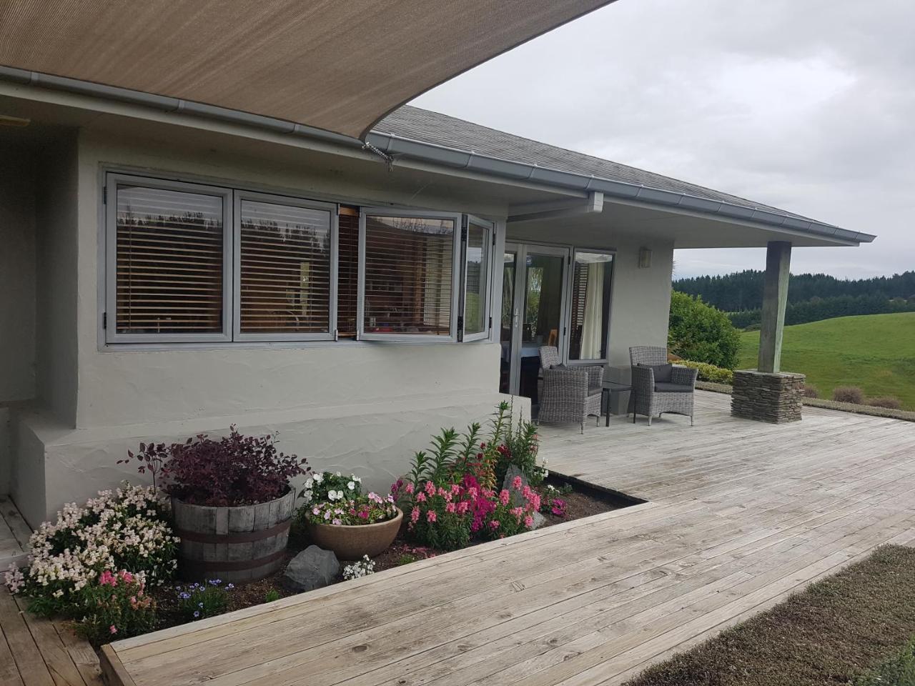 Above The River Karapiro Bed & Breakfast Экстерьер фото